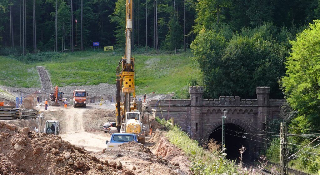 Baustelle am Cornberger Tunnel. Rechts der alte Tunnel mit Branntziegeln. Links die vorbereitung des (noch nicht gebohrten) Tunneleingangs.